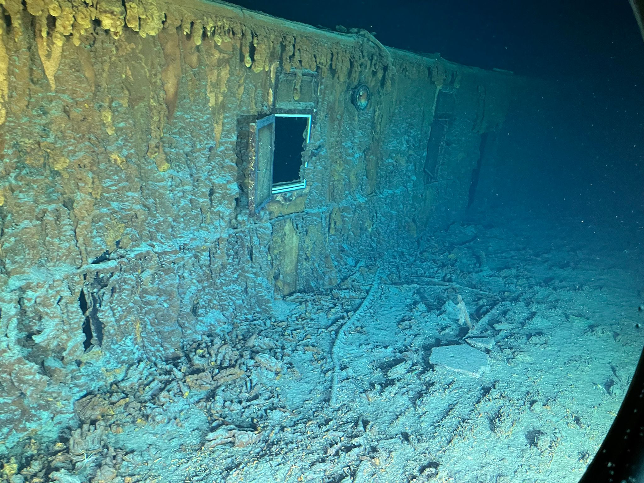 Где на дне океана. Экспедиция к Титанику 2021. Титаник под водой 2021. Титаник сейчас 2021. Титаник под водой сейчас 2021.